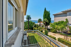 Property grounds - Vacation apartment near sandy beach with terrace, barbecue & parking space (Crikvenica)