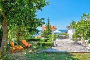 Terrace/patio - Vacation apartment near sandy beach with terrace, barbecue & parking space (Crikvenica)