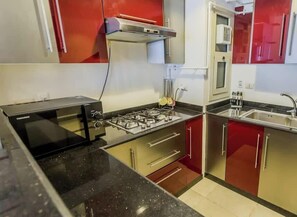 Frigorifero, microonde, forno, piano cottura