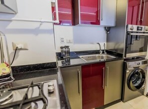 Frigorifero, microonde, forno, piano cottura
