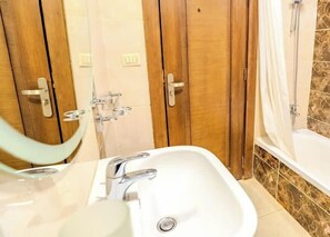 Shower, towels, shampoo - Luxury 2BR • Porto New Cairo • Pool & 3 Baths (New Cairo 1)