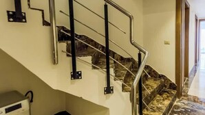 A staircase with metal handrails and a marble floor. - Luxury 2BR • Porto New Cairo • Pool & 3 Baths (New Cairo 1)