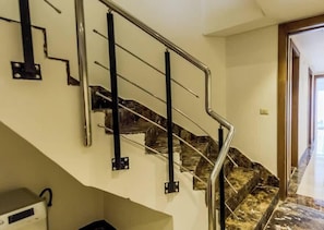 A staircase with metal handrails and a marble floor. - Luxury 2BR • Porto New Cairo • Pool & 3 Baths (New Cairo 1)