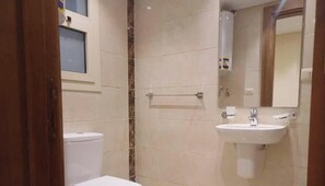 Shower, towels, shampoo - Luxury 2BR • Porto New Cairo • Pool & 3 Baths (New Cairo 1)