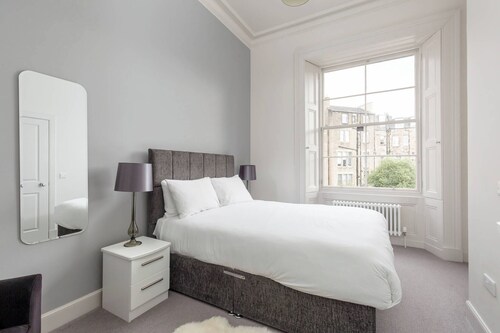 6 on Chester: Tay Apartment