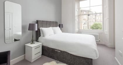 6 on Chester: Tay Apartment