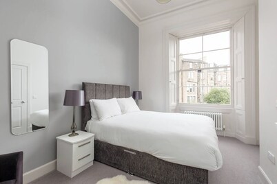 6 on Chester: Tay Apartment