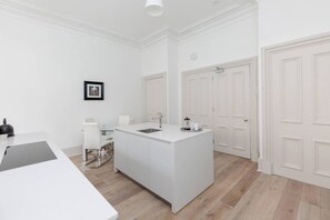 Interior - Tummel Apartment (Edinburgh)