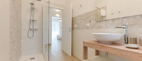 Articles de toilette gratuits, sèche-cheveux, bidet, serviettes fournies