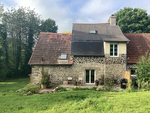 Exterior - Charming vacation home near Mont-Saint-Michel in the countryside, centrally located (Brécey)