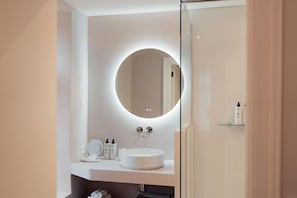 Chambre Standard double | Salle de bain | Peignoirs, pantoufles, serviettes fournies, savon