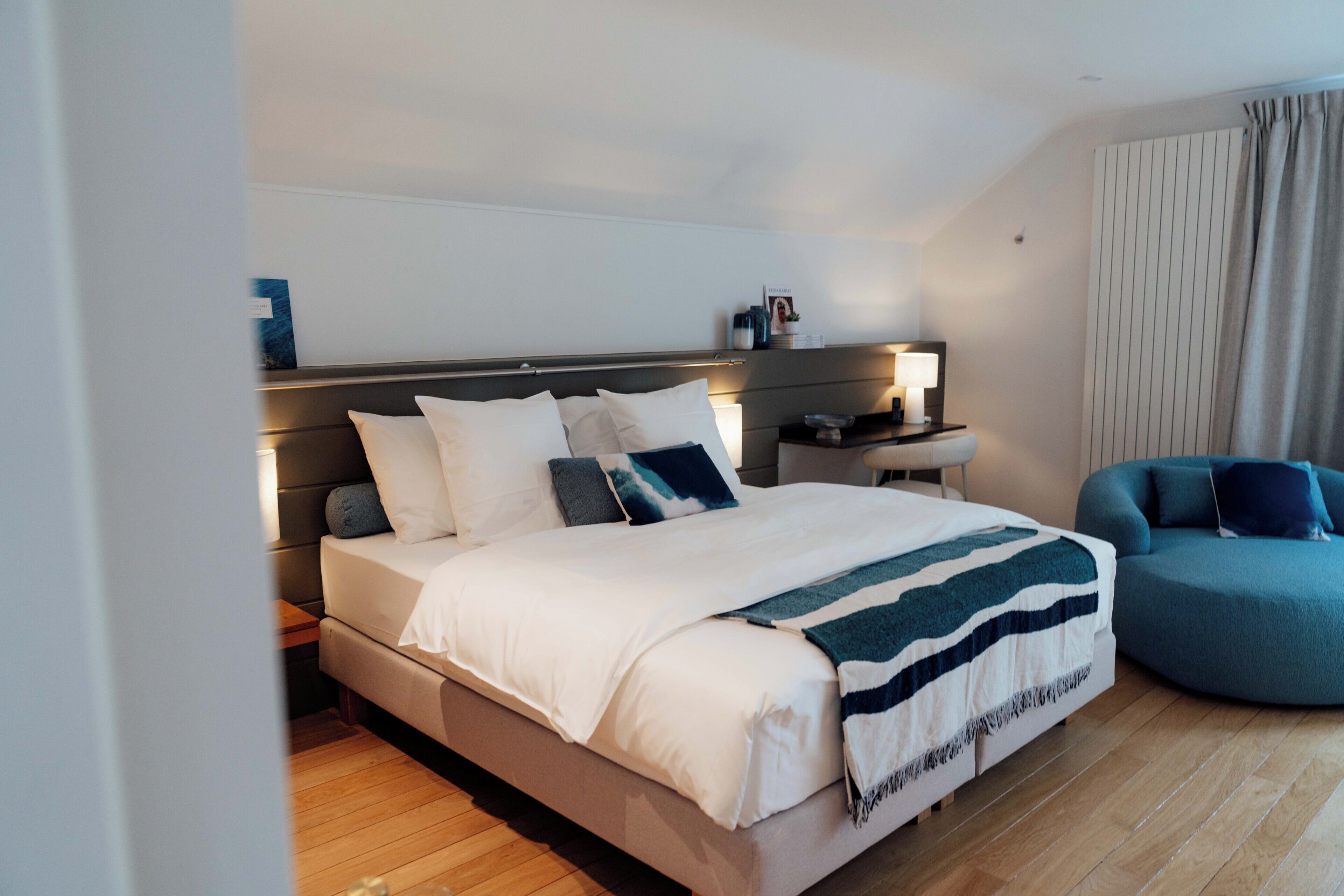 Chambre Double Deluxe, vue cour intérieure | Literie de qualité supérieure, coffres-forts dans les chambres
