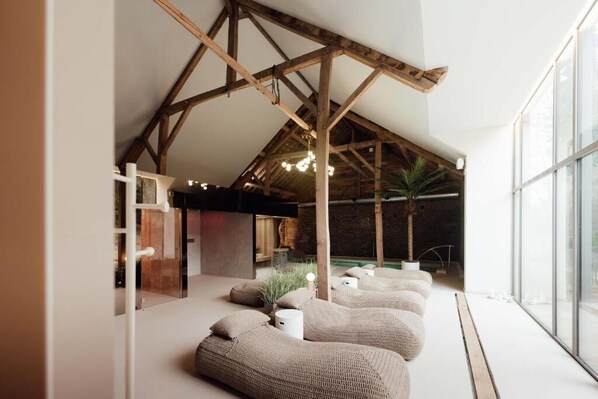 Sauna, spa, bain de vapeur, soins du corps, enveloppements, exfoliation