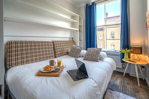 Desk, laptop workspace, free WiFi - E2 Shoreditch House (London)