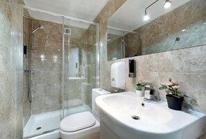 Deluxe Double Room, 1 Double Bed, Private Bathroom, City View | Bathroom - E2 Shoreditch House (London)