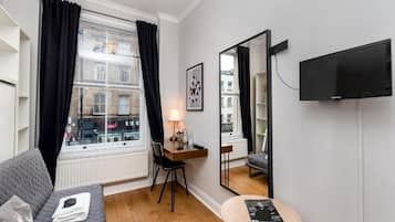 Standard Double Room, 1 Double Bed, Non Smoking, City View | Living area