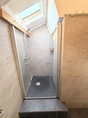 Shower, hair dryer, towels, toilet paper - Exceptional view of the bell tower - T2 coeur de Saint-Tropez (Saint-Tropez)