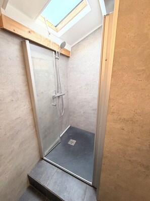 Shower, hair dryer, towels, toilet paper - Exceptional view of the bell tower - T2 coeur de Saint-Tropez (Saint-Tropez)