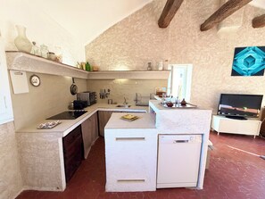 Private kitchen - Exceptional view of the bell tower - T2 coeur de Saint-Tropez (Saint-Tropez)