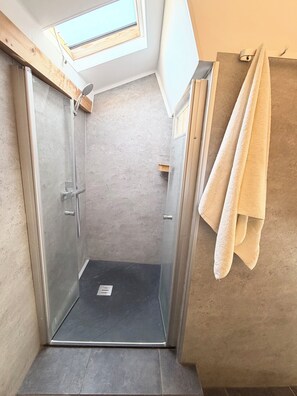 Shower, hair dryer, towels, toilet paper - Exceptional view of the bell tower - T2 coeur de Saint-Tropez (Saint-Tropez)