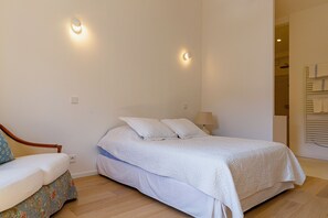 4 bedrooms, free WiFi, bed sheets - Beautiful house on the edge of the charming village of Pigna (Pigna)
