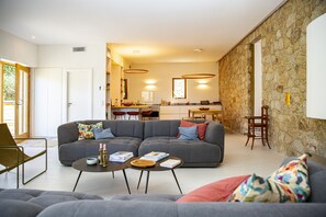 Living area - Beautiful house on the edge of the charming village of Pigna (Pigna)