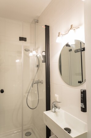 Regadera, secadora de cabello, toallas, shampoo 