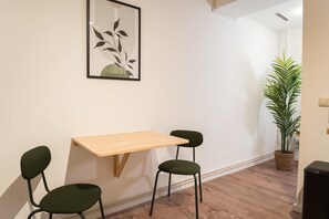 Dining - Spacious 1-Bedroom Apartment in Kreuzberg (Berlin)