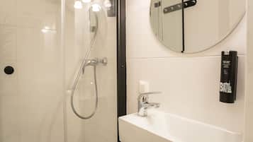 Een douche, een haardroger, handdoeken, shampoo