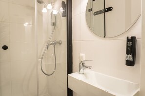 Suihku, hiustenkuivaaja, pyyhkeet, sampoo