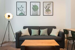 TV - Spacious 1-Bedroom Apartment in Kreuzberg (Berlin)