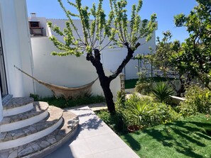 A garden with a hammock, a tree, and a staircase. - Galamares - between the mountains and the sea. Large villa completely renovated. (Sintra)