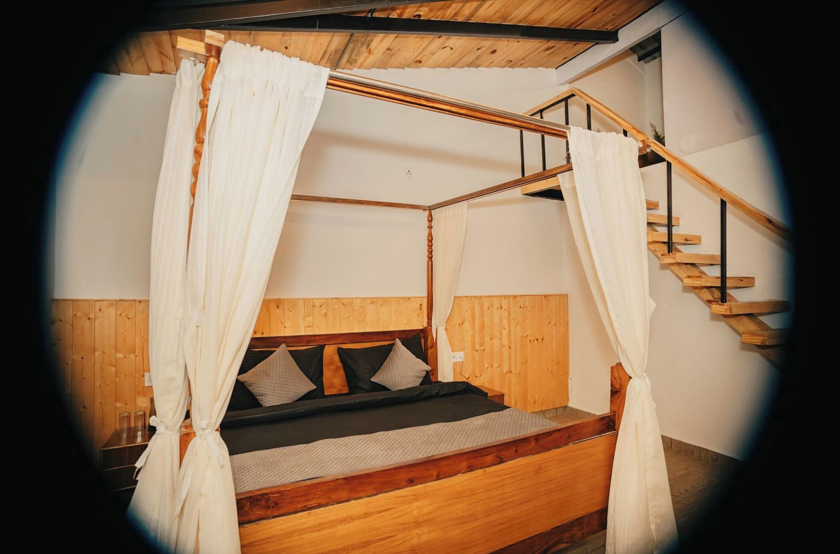Hypo-allergenic bedding, desk, soundproofing, free WiFi