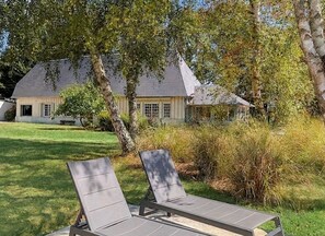 A house with a lawn and two lounge chairs. - La Maison Greenwood - Heated swimming pool - 20 min from Pont l'Evêque - 8/10 pers (Ouilly-du-Houley)
