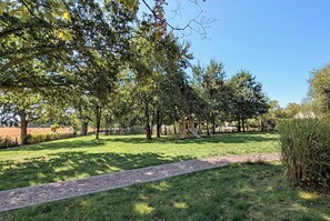 A park with a playground, a gravel path, and trees. - La Maison Greenwood - Heated swimming pool - 20 min from Pont l'Evêque - 8/10 pers (Ouilly-du-Houley)