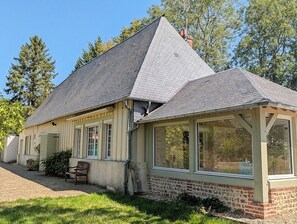 A two-story house with a sloped roof, large windows, and a brick foundation. - La Maison Greenwood - Heated swimming pool - 20 min from Pont l'Evêque - 8/10 pers (Ouilly-du-Houley)