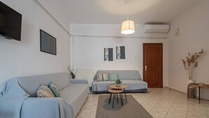 Ein Wohnzimmer mit einer Couch, einem Couchtisch und einer Tür.