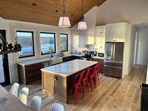Private kitchen - Lakefront Sunset Oasis (sleeps 17) (Unorganized township of Parry Sound)