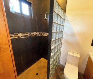 Een douche, handdoeken