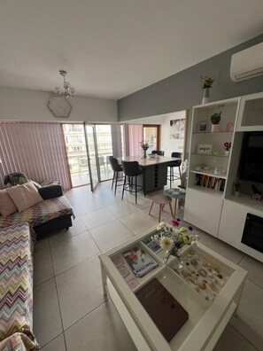 Smart TV, DVD player, books, video library - Stunning 2 bedroom apartment in Lagos Marina (Lagos)