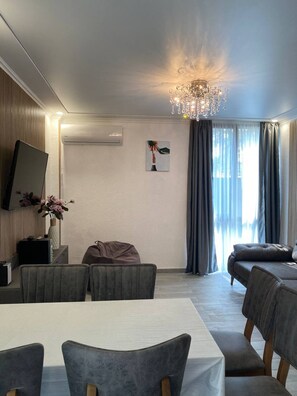 Dining - 3-bedroom cottage in Kaprovani with BBQ/3 minutes to the sea (Magnetiti)