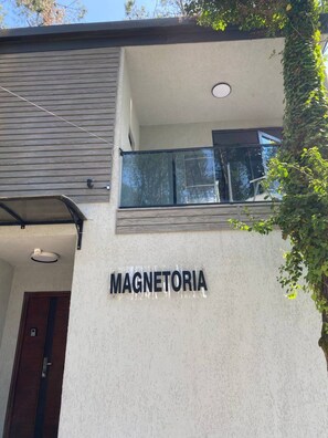 Exterior detail - 3-bedroom cottage in Kaprovani with BBQ/3 minutes to the sea (Magnetiti)