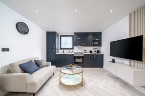 Fridge, microwave, oven, stovetop - Stunning 2 Bed with ensuite near Elephant & Castle (London)