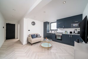 Fridge, microwave, oven, stovetop - Stunning 2 Bed with ensuite near Elephant & Castle (London)