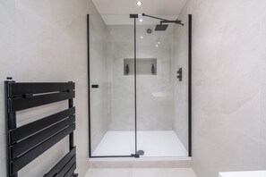 Shower, hair dryer, towels, soap - Stunning 2 Bed with ensuite near Elephant & Castle (London)