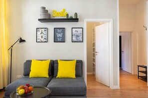 Living area - Modern Apartment in Berlin Charlottenburg for up to 4 Guests (Berlin)