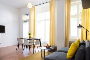 TV, offices - Modern Apartment in Berlin Charlottenburg for up to 4 Guests (Berlin)