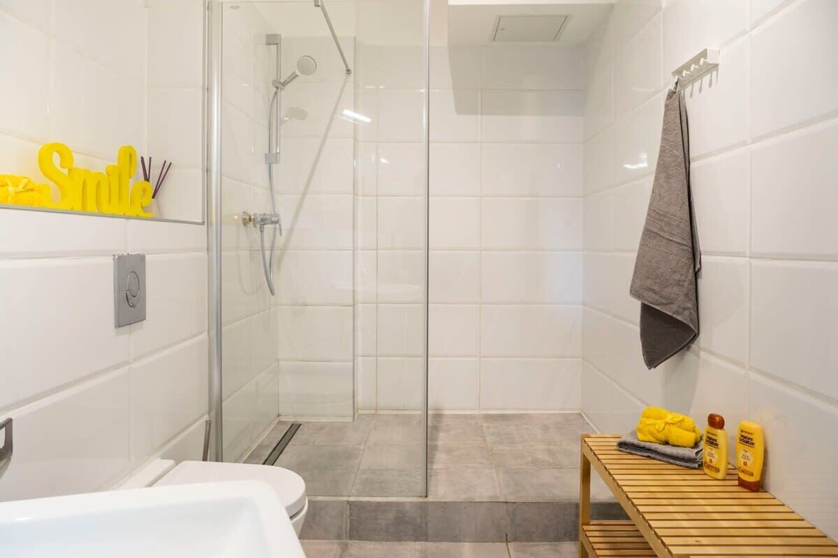 Dusche, Haartrockner, Handtücher