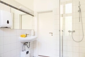 Dusche, Haartrockner, Handtücher