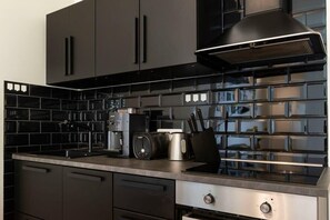 Fridge, oven, stovetop, dishwasher - Family Apartment in central location (Berlin)